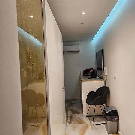 Roland Downtown- Parliament Apartment *